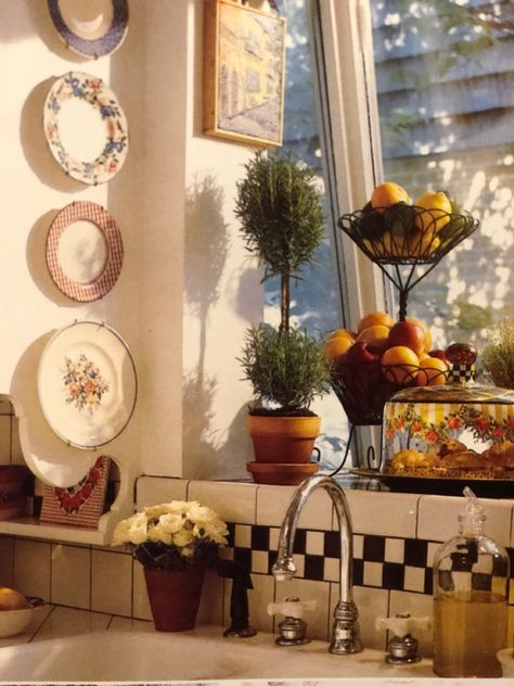 90s Interior Design Kitchen, Nostalgic Kitchen Aesthetic, 90s Cozy Home, 90s Kitchen Decor, Provance Kitchens, Kitchen 90s, 2000s Kitchen, 1990s Kitchen, 90s Mood