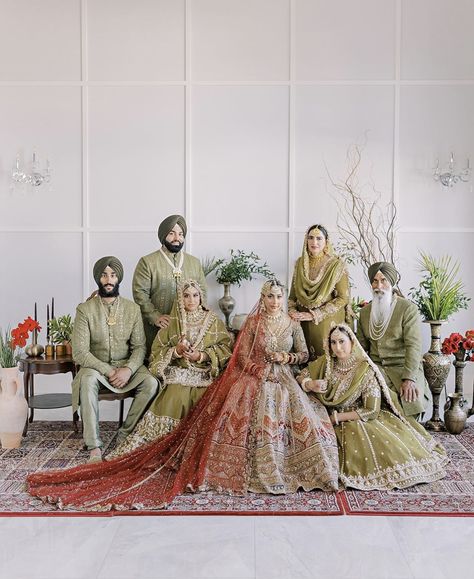 Anand Karaj Suit, Punjabi Wedding Suit Bridal Sikh Bride, Punjabi Bridesmaids Outfits, Bw Photoshoot, Sikh Wedding Decor, Desi Bridesmaids, Punjabi Aesthetic, Couple Editorial, Bride Editorial