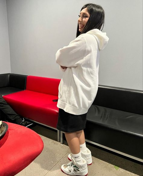 J4 Outfits Women, Jayroxxx Outfits, Thug Outfits Female, Oversized Hoodie And Shorts Outfit, Chola Fits, Chicana Style Outfits, Look Hip Hop, Baggy Outfit Ideas, Chola Style