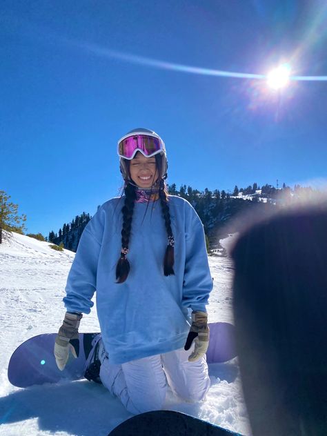 womens snowboarding outfit, pink snow goggles, white snow pants Snowboarding Outfit Black Pants, Snowboarding Outfit White Pants, White Snow Pants Outfit, Purple Snowboarding Outfit, Snowboard Girl Outfit, Snow Boarding Pictures, White Ski Pants Outfit, Snow Tubing Outfit For Women, Snow Outfits For Women Snowboarding