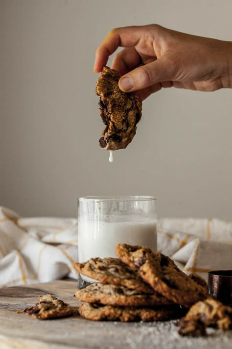 Midnight Kitchen, Bakery Style Chocolate Chip Cookies, Chocolate Chip Cookies Gluten Free, Cookie Shots, Food Photography Dessert, Baking Photography, Food Flatlay, A Glass Of Milk, Cookies Gluten Free