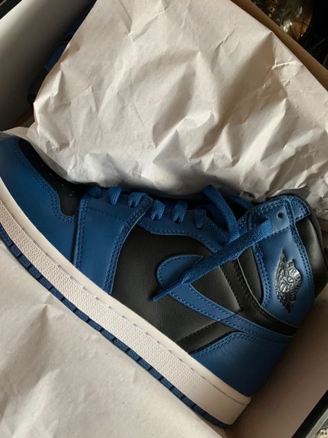 Jordan 1 Marina Blue, Jordan 1 Retro High Blue, Black Jordans, Stylish Hoodies, Marina Blue, Fresh Shoes, Air Jordan 1 Retro High, Hype Shoes, Hello Baby