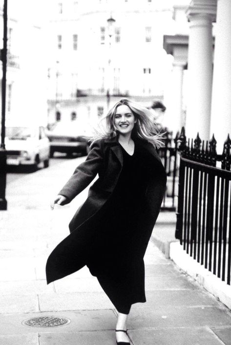 Kate Winslet, 1999 Kate Winslate, Leo And Kate, Fashion Forms, Peter Lindbergh, Black And White Photograph, English Actresses, Kate Winslet, Black White Photos, How To Pose