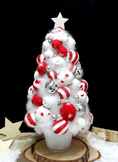 Table Christmas Tree, Balls Christmas Tree, Make Table, Christmas Tree Craft, Tree Decorations Diy, Diy Christmas Ideas, Pom Crafts, Cone Trees, Christmas Tree Diy