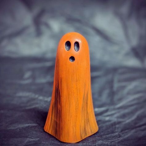 Halloween Wood Carving Ideas, Wooden Ghost, Halloween Whittling, Chainsaw Carved Wood Pumpkins, Wizard Wood Carving, Wooden Toys Diy, Simple Wood Carving, Very Scary, Wooden Figurines