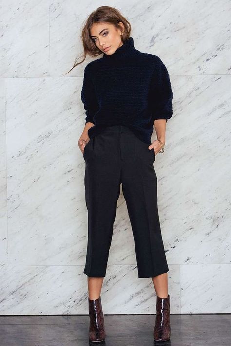 What to wear with black culottes when is cold outside How To Wear Cullotes Outfit Classy, Navy Cullote Outfit, Culottes Outfit 2023, Black Culottes Outfit Winter, Black Culottes Outfit Office, Coulette Pants Outfit, Black Culottes Outfit Summer, Cullotes Outfit Winter, Black Culottes Outfit Casual