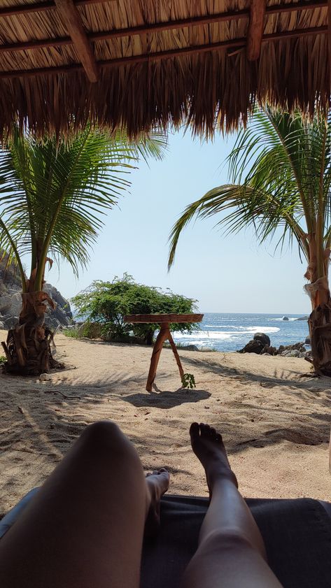 Playa piernas palmeras arena mar México Playa Aesthetic, Costa Rica Art, Mexico Aesthetic, Mexico Pictures, Beach Pictures Poses, Vision Board Inspiration, Bondi Beach, Summer Pictures, Travel Aesthetic