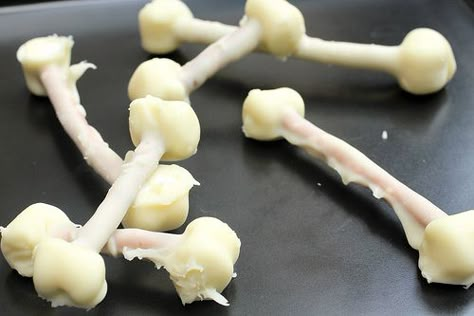 Bones made from pretzels and marshmallows. We used this tonight at church to teach about Elisha and how God used his bones to bring a man back to life! The kids thought they were so cool. The adults wanted them too!! Dinosaur Food, Jurassic Park Party, Spooky Halloween Food, Jurassic Park Birthday, World Party, The Good Dinosaur, Dinosaur Birthday Party, Halloween Snacks, Halloween Food For Party