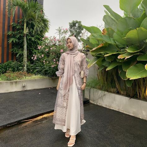 Dress Kebaya Modern Hijab, Lace Outer Hijab, Dress Kebaya Modern, Tunik Hijab Style, Graduate Dress, Eid Outfits Ideas, Mix And Match Outfits Hijab, Dress Brokat Modern, Kondangan Outfit