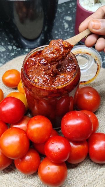 Instant Pickles Recipe, Tomato Pickle Recipe, Indian Pickle Recipe, Kashmiri Chilli, Pickle Recipe, Chutney Recipe, Indian Cooking Recipes, Chutney Recipes, Flower Garland