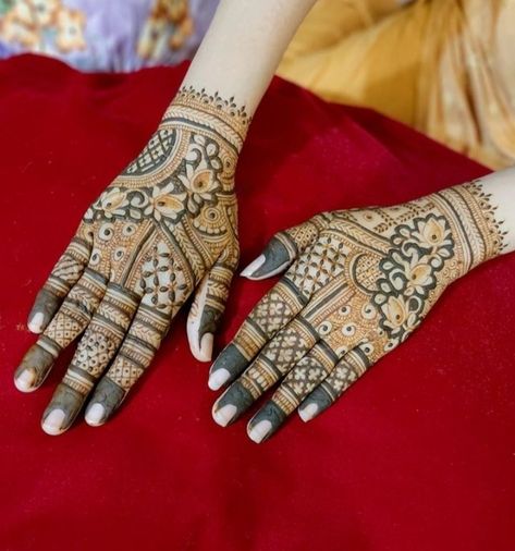 Back Hand Indian Mehendi Designs, Mehndi Designs Backside, Groom Mehendi Designs Back Side, Indian Mehndi Designs Back Hand, Backside Mehendi Design, Back Side Mehendi Design, Hand Mahendi, Backhand Mehndi Designs, Back Side Mehndi Design