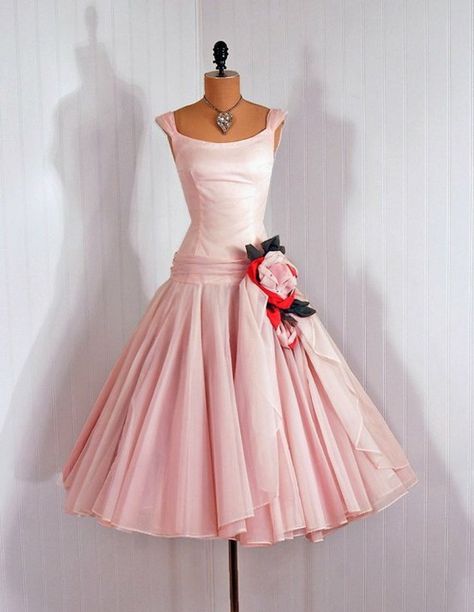 50's pink dress 1950 Fashion, Mode Tips, Fashion 1950s, Retro Mode, 50s Dresses, 1950s Dress, West Side, Sheer Chiffon, 50s Fashion