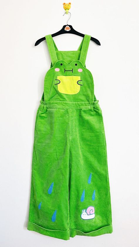 Frog Overalls Outfit, Froggy Outfit Aesthetic, Silly Clothes Aesthetic, Clowncore Overalls, Cute Frog Outfits, Wierd Core Outfit, Kidcore Style Outfits, Cute Kidcore Outfits, Frogcore Outfits