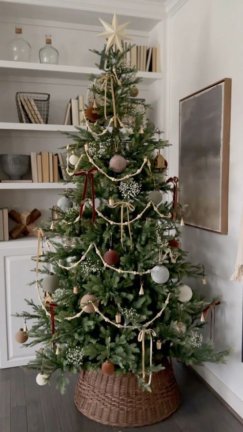 Christmas Tree Inspo, Cozy Christmas Decor, Christmas Apartment, Neutral Christmas Decor, Christmas Decor Inspiration, Christmas Themes Decorations, Christmas Tree Inspiration, Christmas Interiors, Minimalist Christmas