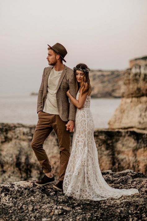 Boho Style Groom, Boho Wedding Man Style, Boho Wedding Man Suit, Groom Hat Casual, Boho Men Style Wedding, Man Boho Style, Boho Wedding Men’s Attire, Groom In Hat, Groom Boho Wedding Attire