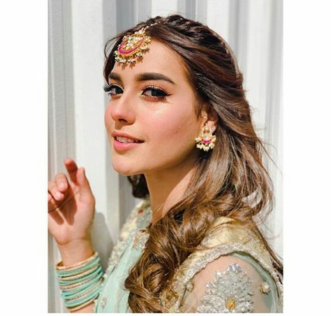 Mang Tikka Hairstyles Open Hair, Ikra Aziz, Hairstyle For Girls Wedding, Tikka Hairstyle, Suno Chanda, Engagement Hairstyles, Side Swept Hairstyles, Iqra Aziz, Open Hairstyles