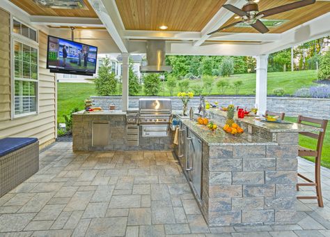 Our custom outdoor living space designers will make you feel like living in the spacious outdoors. Custom outdoor design contractors in Delaware! Simple Outdoor Kitchen, Design Per Patio, Main Kitchen, Outdoor Kitchen Plans, Grill Area, Outdoor Kitchen Appliances, Patio Kitchen, Backyard Kitchen, Outdoor Kitchen Design Layout