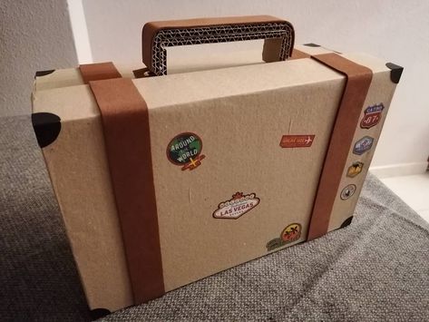 This suitcase is meant to be a resource for the science project "Around the world in 80 days". I have made it with a sneakers paperboard box, craft paper, foamy and traveling themed stickers. #suitcase #vintage Paper Suitcase, Suitcase Vintage, Box Craft, Around The World In 80 Days, Dyi Projects, Vintage Suitcase, Science Project, History Projects, Safari Party