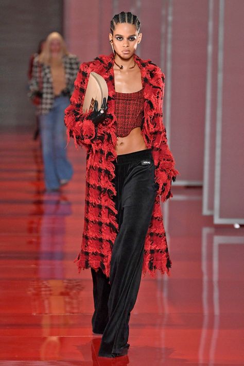 Fall Winter Fashion Trends, Runway Gowns, High Fashion Runway, Runway Outfits, Fall 2022, Closet Fashion, Red Outfit, Fancy Outfits, Performance Outfit