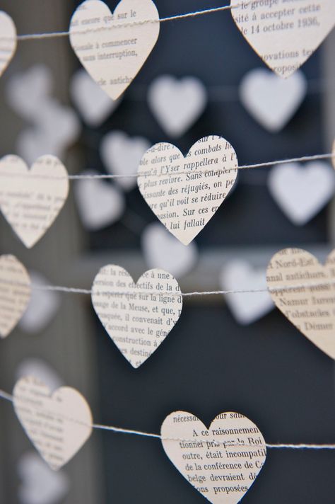 Bridal Shower Decorations Rustic, Book Themed Party, Valentines Bricolage, Book Themed Wedding, Valentine Garland, Rustic Wedding Decorations, Flower Confetti, Wedding Shower Decorations, Heart Garland