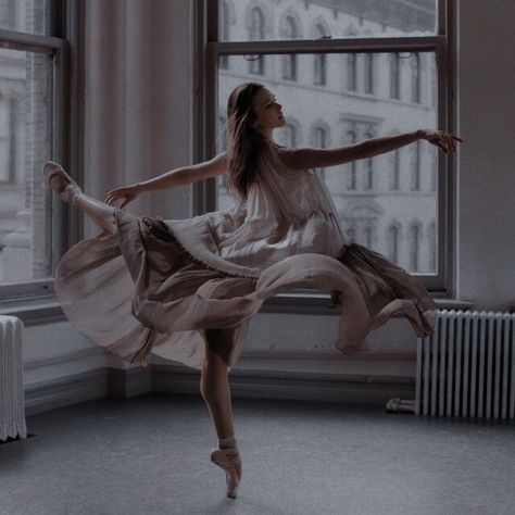 Ballet Academia, Dancer Lifestyle, Academia Aesthetics, Devils Night, Ballet Beauty, Aesthetic Dance, Dance Photography Poses, Ballet Inspiration, 사진 촬영 포즈