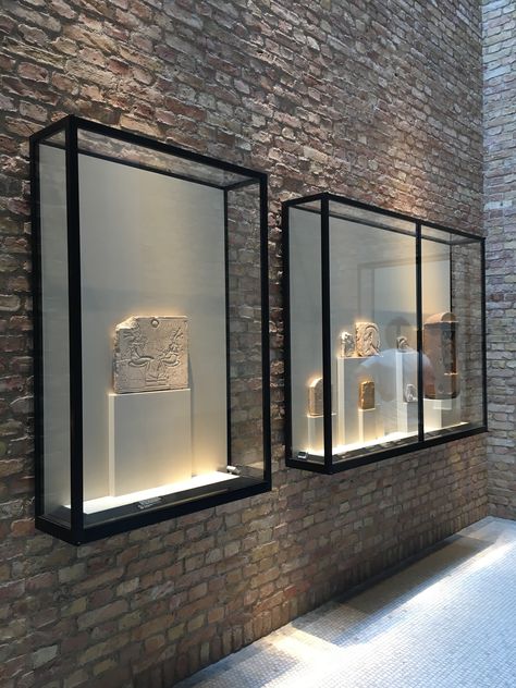 Public Library Design, Museum Display Cases, Museum Exhibition Design, Museum Display, Egyptian Museum, Art Gallery Interior, Museum Design, Stylish Interior Design, Museum Displays