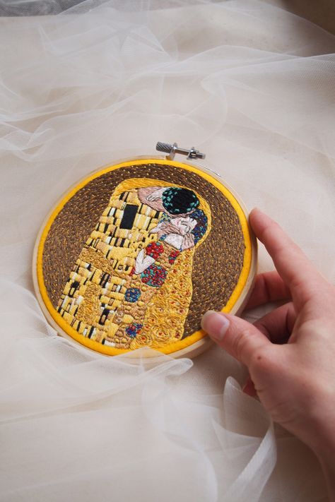 Gustav Klimt the Kiss Embroidery Kit the Kiss Hoop Art Thread - Etsy UK Kiss Embroidery, Klimt The Kiss, The Kiss (klimt), Diy Kits For Adults, Diy Embroidery Patterns, Hand Embroidery Kit, Hand Embroidery Tutorial, Embroidered Art, Thread Painting