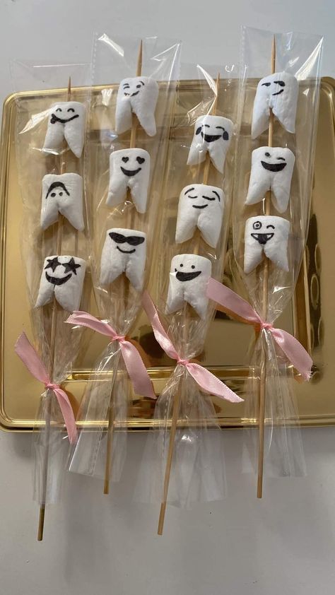 Dentist Goodie Bags, Dentist Theme Party, Diy Dental Gifts, Dental School Party, Tooth Themed Party, Dental Decorations Ideas, Dental Hygienist Graduation Party, Dental Party Ideas, Dentist Graduation Party Ideas