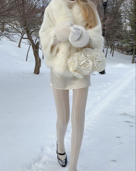 White Christmas Outfit, Money Rich, Winter Princess, Christmas Outfit Ideas, Winter Outfits Aesthetic, Elegant Outfit Classy, Queen Outfit, Snow Girl, Royal Outfits