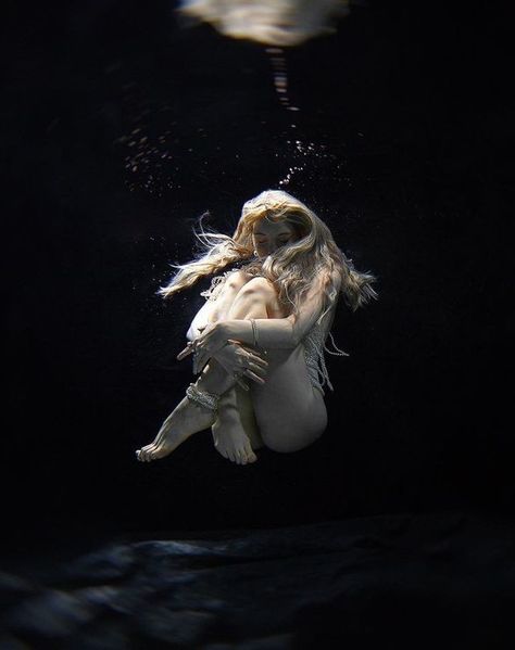 Underwater Dancing, Woman Underwater, Underwater Shoot, Underwater Model, Underwater Photoshoot, Life Drawing Reference, Water Aesthetic, Girl In Water, Female Pose Reference