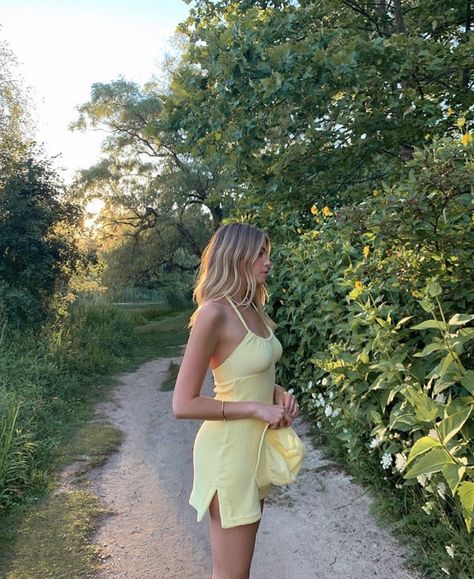 Image uploaded by M️️.. Find images and videos about pearl necklace, gold jewelry and outfit of the day ootd on We Heart It - the app to get lost in what you love. Tall Fashion, Mode Inspo, Stevie Nicks, Mellow Yellow, Photo Instagram, Mode Inspiration, 70s Fashion, Blonde Girl, Outfits Casuales