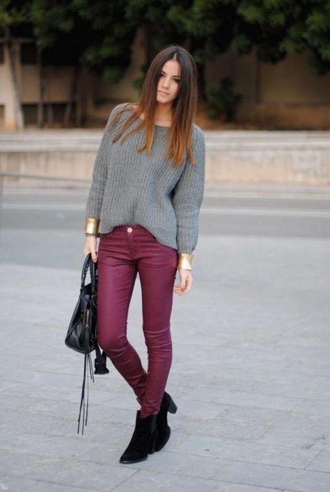 Cómo combinar el rojo burdeos: fotos de los looks (4/40) | Ellahoy Burgundy Pants, Neutral Sweaters, Burgundy Jeans, Purple Jeans, Purple Pants, Cute Dress Outfits, Fashion Days, Looks Black, Leather Jeans