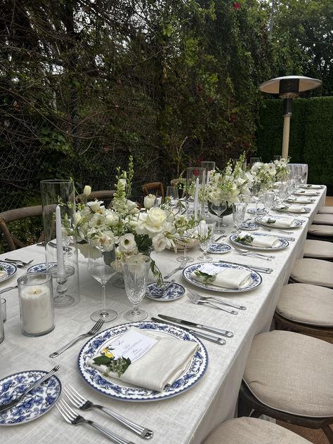 Simple Spring Wedding Tablescapes, East Coast Backyard Wedding, Italian Wedding Place Settings, Coastal Grandma Table Setting, Backyard Dinner Party Wedding, Elegant Coastal Tablescapes, Coastal Cottage Wedding, Nantucket Style Wedding, East Coast Summer Wedding