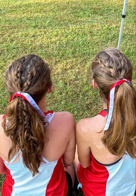 Cross Country Hair Ribbons, Running Race Day Aesthetic, Race Hairstyles Running, Track Meet Hair, Track Hairstyles Sports Running, Cute Running Hairstyles, Running Hairstyles For Short Hair, Xc Hair Styles, Running Hairstyles Runners