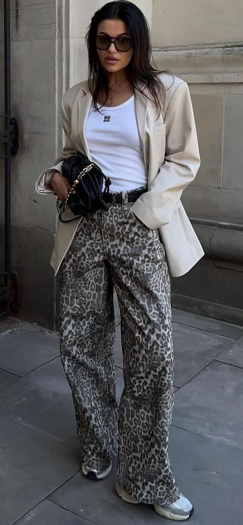 Contrast Pants Outfit, Nyc Street Style Spring 2024, Leopard Pants Outfit 2024, 2024 Fashion Trends For Women, Street Style 2024 Summer, Summer Street Style 2024, Fun Pants Outfit, Leopard Pants Outfit, Bold Fashion Outfits