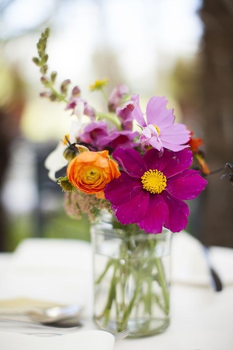 Create A Flower Bed, Jam Jar Flowers, Jar Bouquet, Mason Jar Flower Arrangements, Flower Bed Decor, Jar Of Flowers, Wildflower Centerpieces, Mason Jar Flowers, Vase Of Flowers