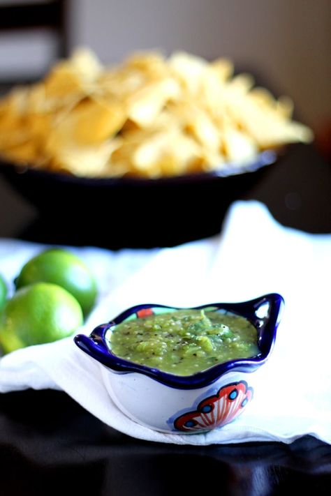 Kiwi Salsa Recipes, Kiwi Salsa, Easy Salsa Recipe, Tomatillo Salsa, Salsa Dip, Healthy Dips, Nyt Cooking, Salsa Recipe, Salsa Verde