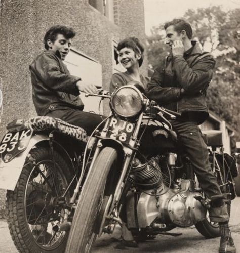 Brit Rockers circa 1963 - Imgur Cafe Motorcycle, Greaser Aesthetic, Motos Vintage, Moto Vintage, Teddy Boys, Psychobilly, Rockabilly Fashion, Vintage Bikes, Vintage Motorcycles