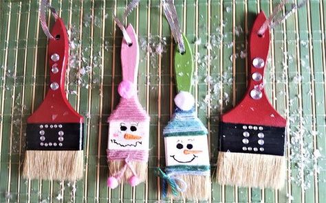 DIY Paintbrush Ornanments, Snowman, #christmasdecor #holidaycrafts #christmascrafts Paint Brush Snowman, Crafty Birthday Party, Paintbrush Ornaments, Diy Paintbrush, Christmas Bazaar Crafts, Diy Christmas Presents, Diy Christmas Tree Ornaments, Ornament Ideas, Diy Crafts Paper Flowers