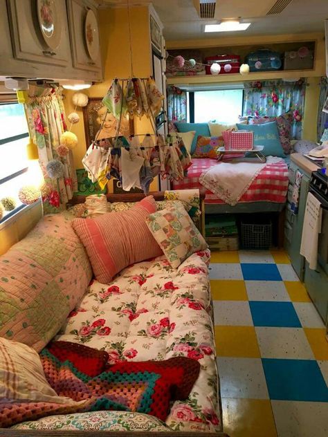 Caravan Vintage, Vintage Camper Interior, Camping Vintage, Vintage Camper Remodel, Trailer Interior, Caravan Interior, Vintage Rv, Vintage Caravans, Retro Campers