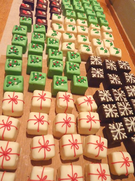 Monogram Petit Fours, Christmas Chocolate Display Ideas, Christmas Petit Fours Recipe, Petit Four Decorations Ideas, Christmas Petite Fours, Mini Christmas Deserts, Petit Fours Christmas, Christmas Brownies Decoration, Christmas Petit Fours