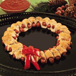 Party Food Presentation, Sausage Wreath, Crowd Appetizers, Party Food For A Crowd, Appetizers Meat, Xmas Appetizers, Best Christmas Appetizers, Christmas Coal, Christmas Appetizers Party