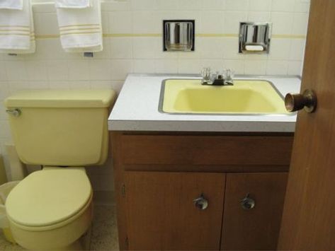 5 tips to decorate a yellow bathroom - Retro Renovation 1950 Bathroom Remodel, Pale Yellow Bathrooms, Yellow Tile Bathroom Ideas, Yellow Tile Bathroom, Vintage Yellow Bathroom, Yellow Bathroom Tiles, Tub Bathroom Ideas, Yellow Bathroom Walls, Pink Tile Bathroom