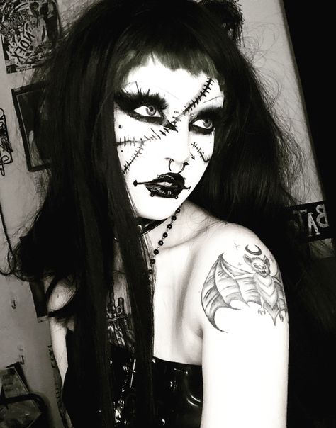 Goth Cat Makeup, Goth Skeleton Makeup, Goth Makeup Looks Trad, Creepy Goth Makeup, Messy Goth Makeup, Which Make Up, Colourful Goth Makeup, Scary Goth Makeup, Goth Makeup Halloween