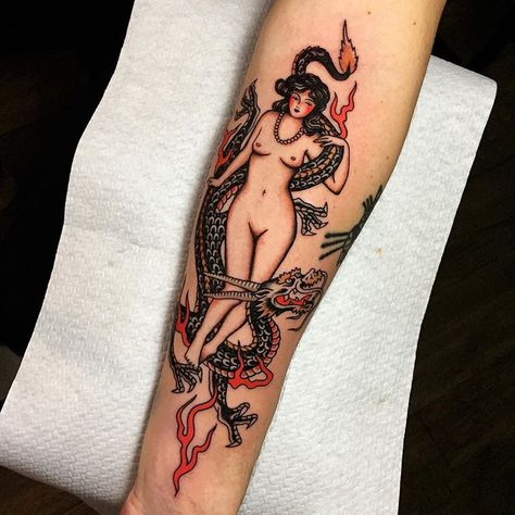 Thanks @il.panico Pinup Lady Tattoo, Italian Traditional Tattoo, Vintage Pinup Tattoo, Bold Tattoo, Tato Tradisional, Pinup Tattoo, Pin Up Girl Tattoo, Circle Tattoo, Tattoo Reference