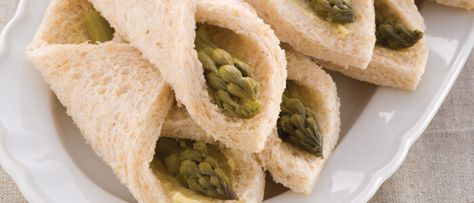 Picnic Finger Foods, Asparagus Rolls, Rolls Food, Asparagus Wraps, Lunch And Dinner Recipes, Sandwich Fillings, Kraft Recipes, Kraft Heinz, Pita Bread