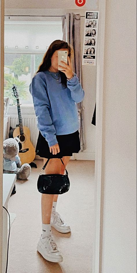 Black Sport Skirt Outfit, Skirt And Crewneck Outfit, Shoes Air Force 1s, Skirt And Sweatshirt Outfit, Oversized Sweatshirt Outfit, Blue Tennis Skirt, Crewneck Outfit, Shoes Air Force, Air Force 1 Outfit