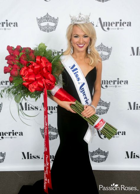 Congratulations to our new Miss America 2017, Savvy Shields of Arkansas! Wear your crown and carry your roses passionately this year! Flower Rapping, Savvy Shields, Miss America Crown, Pageant Aesthetic, Pageant Pictures, Pageant Queen, Miss California, Dream Jobs, Star Gazing