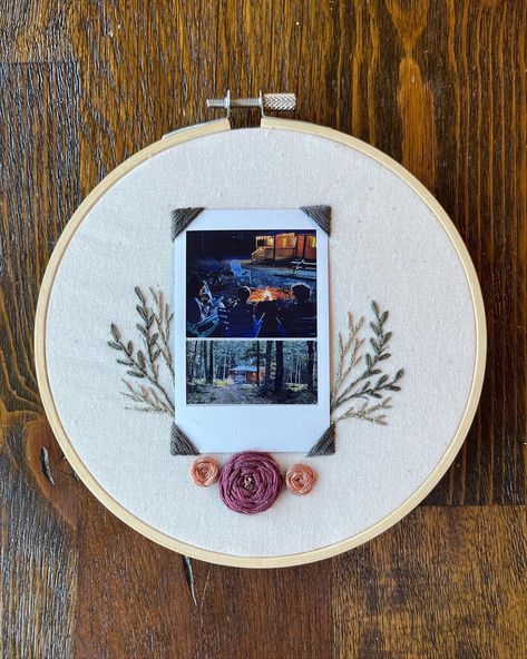 Embroidered Photos, Embroidery Hoop Art Diy, Frame Pattern, Embroidery Stitches Beginner, Embroidered Photo, Embroidery Hoop Wall Art, Diy Embroidery Patterns, Framed Embroidery, Handmade Embroidery Designs