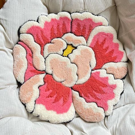 Diy Moss, Abstract Art Projects, Rug Tutorial, Flower Rug, Punch Needle Patterns, Rug Inspiration, Punch Needle Embroidery, Needle Punch, Pottery Crafts